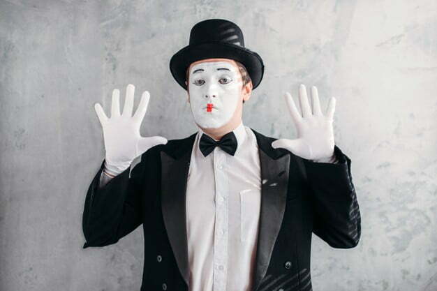 actor-mimo-divertido-mascara-maquillaje-pantomima-traje-guantes-gorro_266732-7746